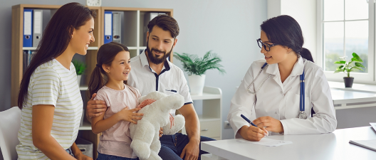 Familia se consultando com médica da Clinica Total Kids